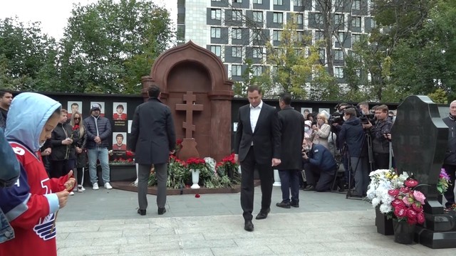 Возложение венков в память о погибших в авиакатастрофе