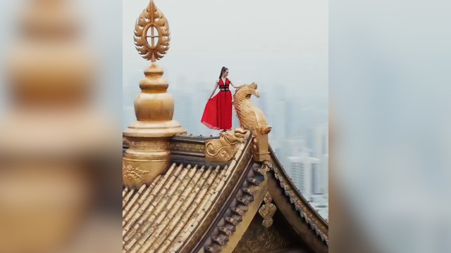 Девушка-руфер Ангела Никалау на крыше китайского храма в Чунцин