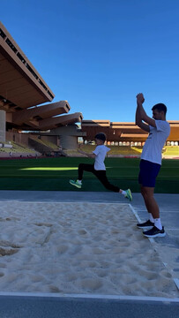 Джокович вместе с семьей тренируется на стадионе
