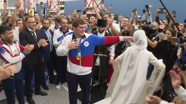 Чемпион ОИ Евлоев станцевал лезгинку в аэропорту