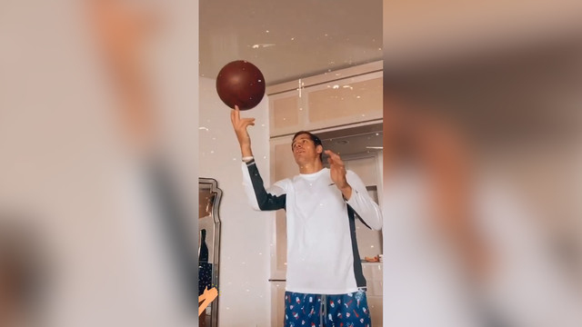 Малкин попробовал покрутить на пальце баскетбольный мяч