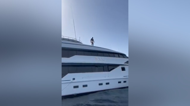 Дуэйн Уэйд прыгнул в воду с крыши яхты