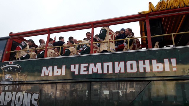 "Ак Барс" сел в чемпионский автобус в окружении болельщиков