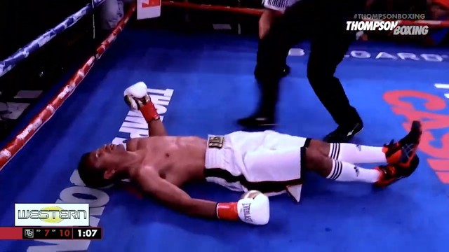 Боксёр нокаутировал соперника сразу после возобновления боя