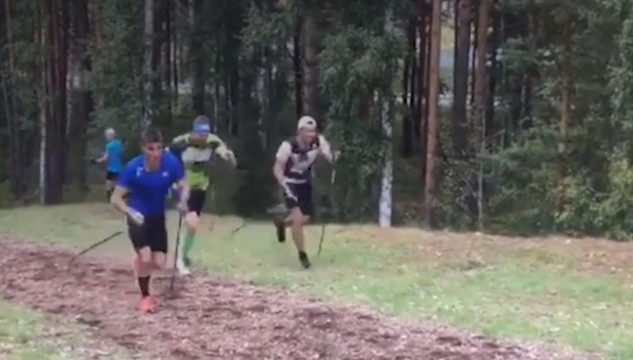 Лыжник Сергей Устюгов тренируется в грязи