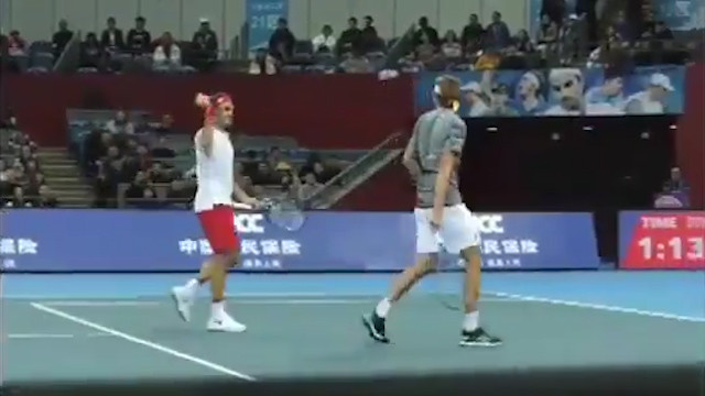 Федерер запустил мяч в Зверева после его ошибки в парном матче