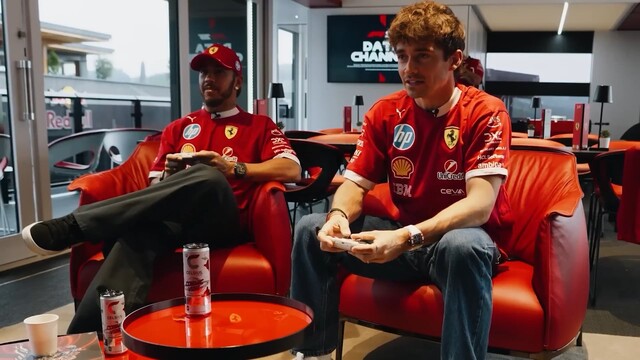 Шарль Леклер и Льюис Хэмилтон сразились в ретровидеоигры