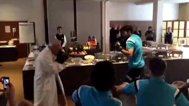 Диего Коста боксирует с массажистом «Челси»
