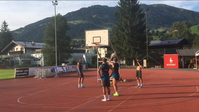 Кокорин, Дзюба и Кришито играют в баскетбол после тренировки