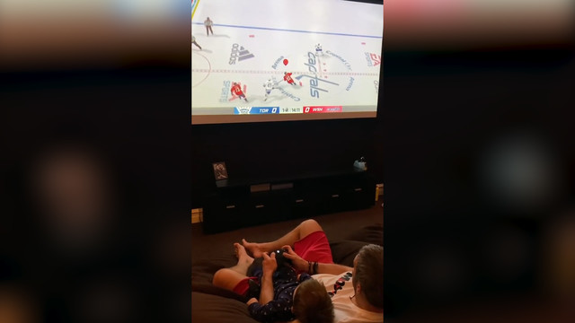 Овечкин играет в виртуальный хоккей вместе с сыном