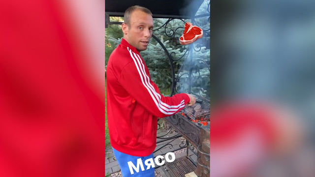 Денис Глушаков показал, как жарит мясо