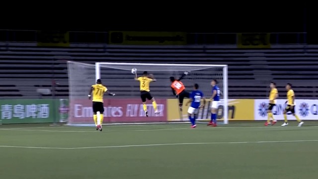 В Азии футболист забил рукой в стиле Марадоны. Гол засчитали