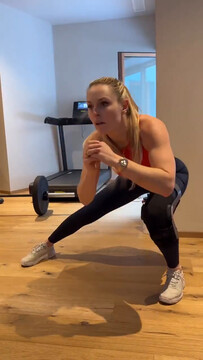 Линдси Вонн с разорванными «крестами» тренируется со штангой