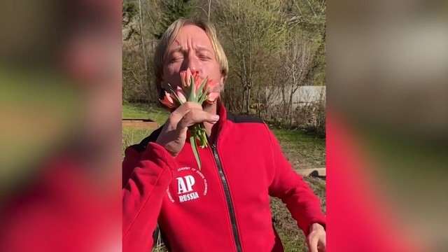Плющенко собрал тюльпаны для жены