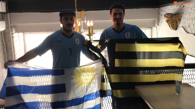 Футболисты сборной Уругвая поддерживаю свою команду