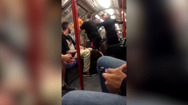 Шумного фаната «Челси» вытолкнули из вагона метро на платформу