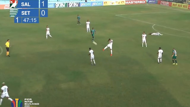 В Бразилии игрок забил гол ударом с лёта со своей половины поля