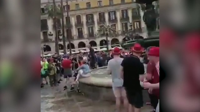 Фанаты «Ливерпуля» толкнули туриста в фонтан в Барселоне