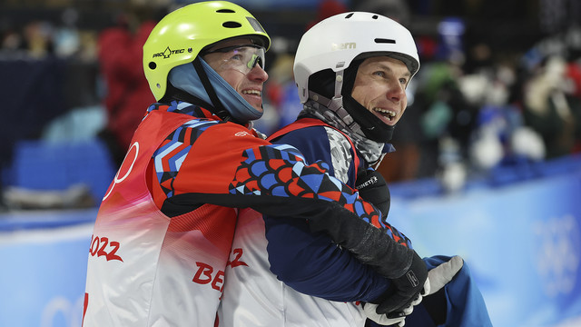 Российский и украинский спортсмены обнялись на Олимпиаде-2022