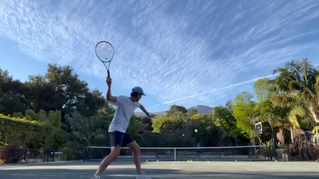 Шарапова играет в теннис с женихом