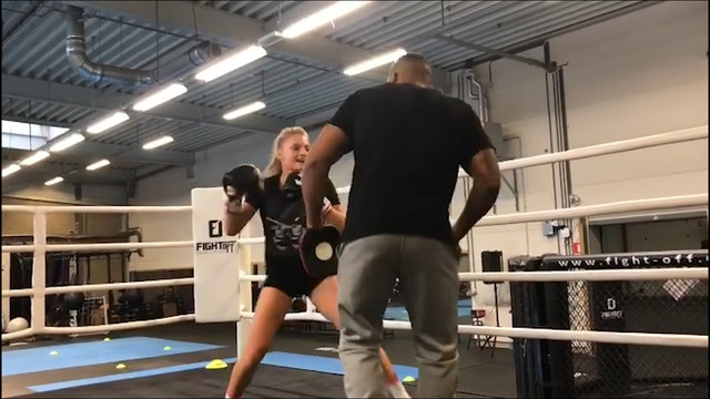 Даяна Ястремская проводит тренировку по боксу
