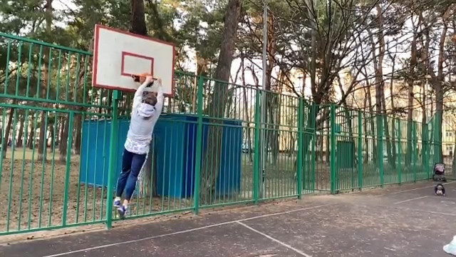 Дмитрий Комбаров играет в баскетбол во время карантина