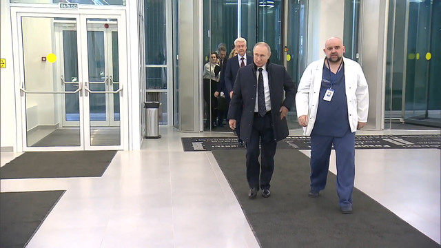Путин посетил больницу, где лечат заражённых коронавирусом
