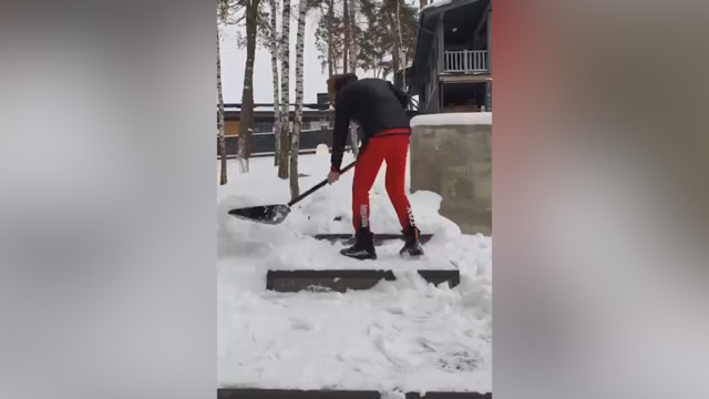 Большунов чистит двор от снега