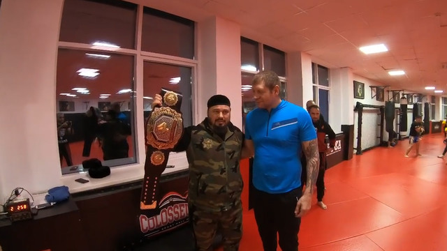 А. Емельяненко передал Кадырову свой чемпионский пояс