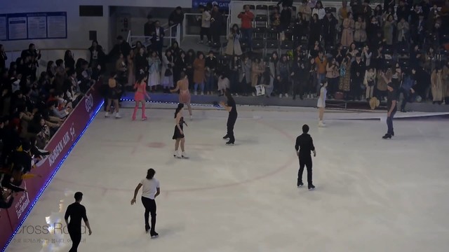 Медведева помогла зрителям, упавшим на лёд во время выступления