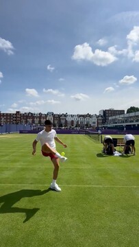 Хачанов и Алькарас оттачивают футбольные навыки теннисным мячом