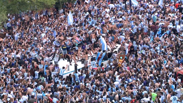 Жители Буэнос-Айреса празднуют победу команды на ЧМ-2022