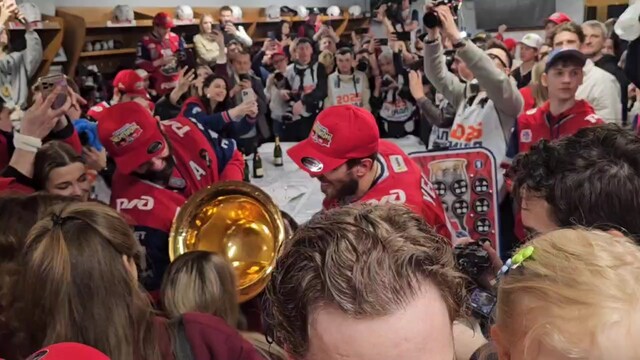 Радулов поит из Кубка жён игроков «Локомотива»