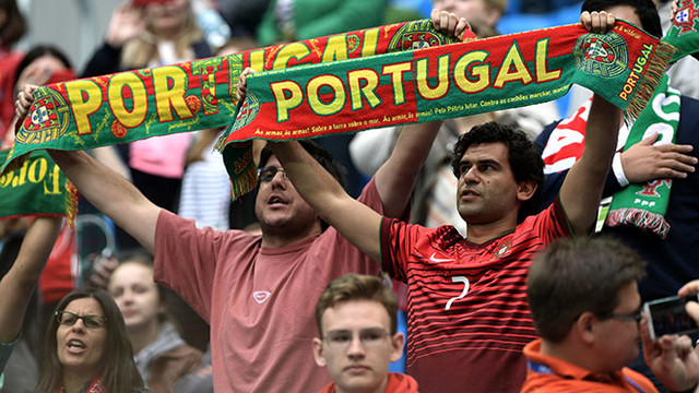 Новозеландцы и португальцы в метро Санкт-Петербурга после матча
