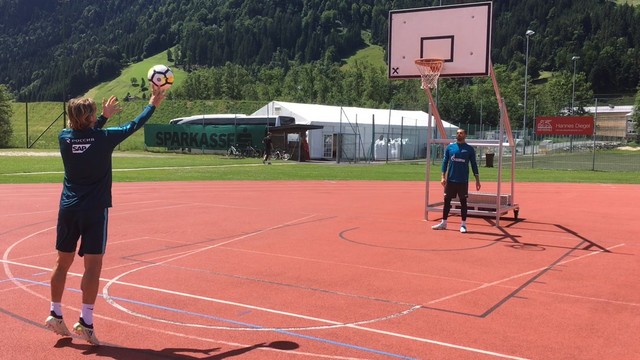 Тимощук и Лодыгин играют в баскетбол