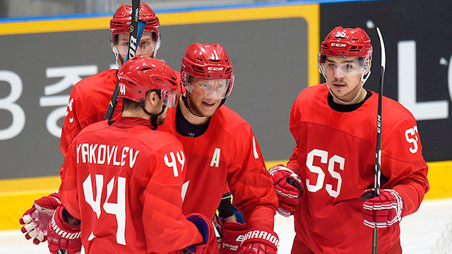 Сборная России по хоккею выходит на лёд для командного фото