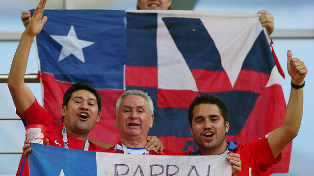 Чилийские фанаты приветствуют сборную у отеля