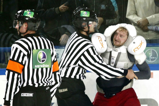 Тренер из Сергиева Посада избивает хоккеиста клюшкой