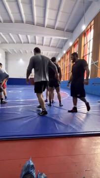Анкалаев занимается с борцами в зале