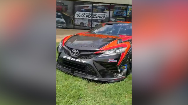 Даниил Квят показал ливрею своей машины в NASCAR Cup