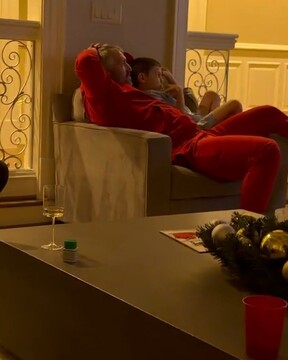 Александр Овечкин с семьёй смотрит фильм с Верой Глаголевой