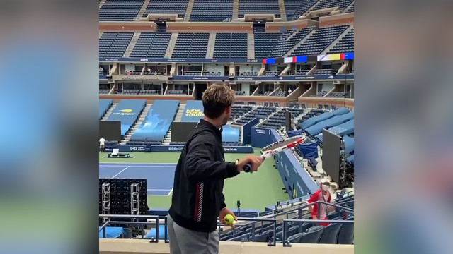 Доминик Тим тренирует дальность удара через стадион US Open