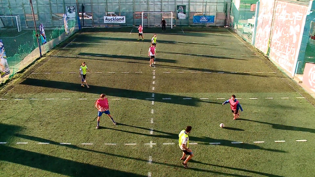 Жители Буэнос-Айреса играют в «человеческий настольный футбол»