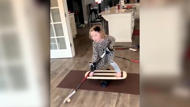 6-летняя девочка делает то, на что не способны даже игроки НХЛ