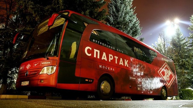 Болельщики встретили автобус «Спартака» на стадионе в Севилье