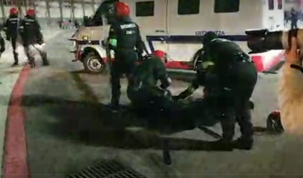 Медики пытаются спасти жизнь испанского полицейского