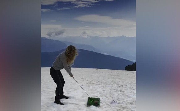 Гольф на снегу с теннисисткой Каролиной Возняцки