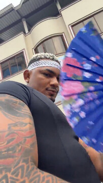 Майкл Моралес танцует в женском платье в Эквадоре