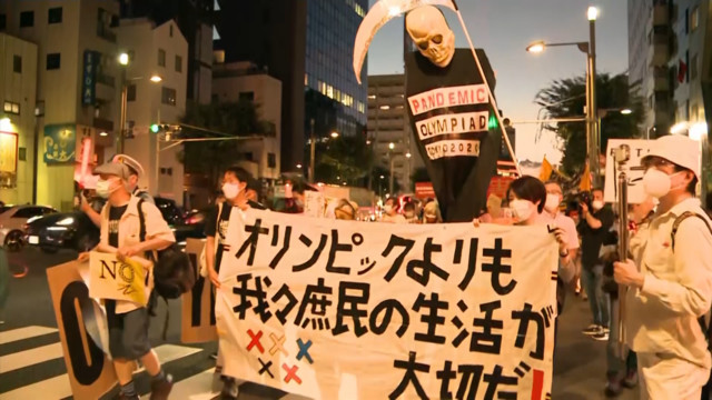 Десятки людей протестуют против ОИ в Токио на фоне пандемии