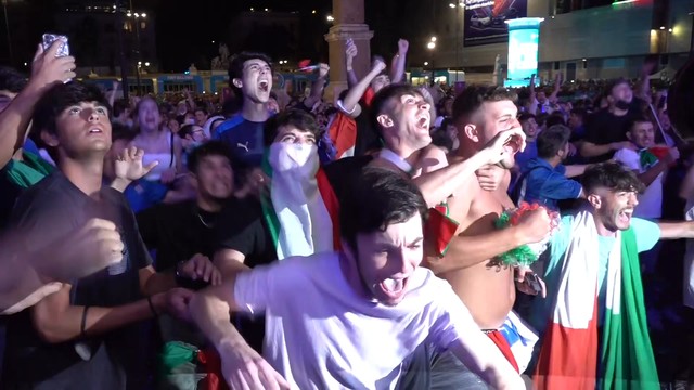 Итальянские фанаты бурно празднуют выход сборной в финал Евро